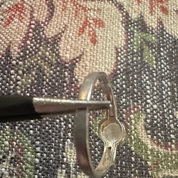 Elegant Silver Ring with Clear Gemstone - Picture 6 of 6